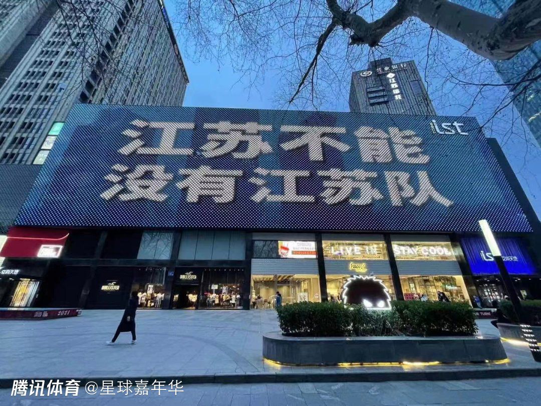 这些企业不仅承载着众多历史，也同样助力新中国成立70周年之际，借由电影《我和我的祖国》，用普通人的史诗，唤醒全球华人深埋心中的共同记忆